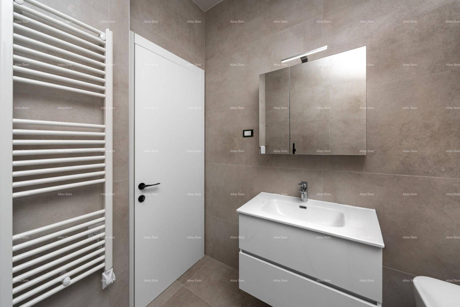 Modernes Badezimmer mit schwebendem Waschtisch, Spiegelschrank und Handtuchheizkörper.