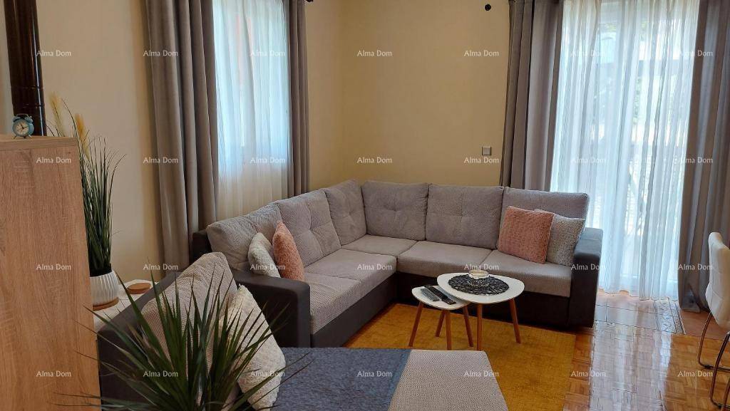Gemütliches Wohnzimmer mit großem Ecksofa, hellen Vorhängen und Holzboden.