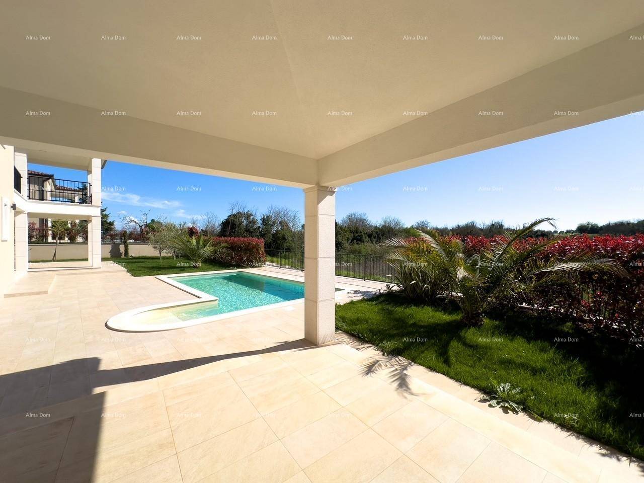 Überdachte Terrasse mit Blick auf den Swimmingpool und den gepflegten Gartenbereich des Anwesens.