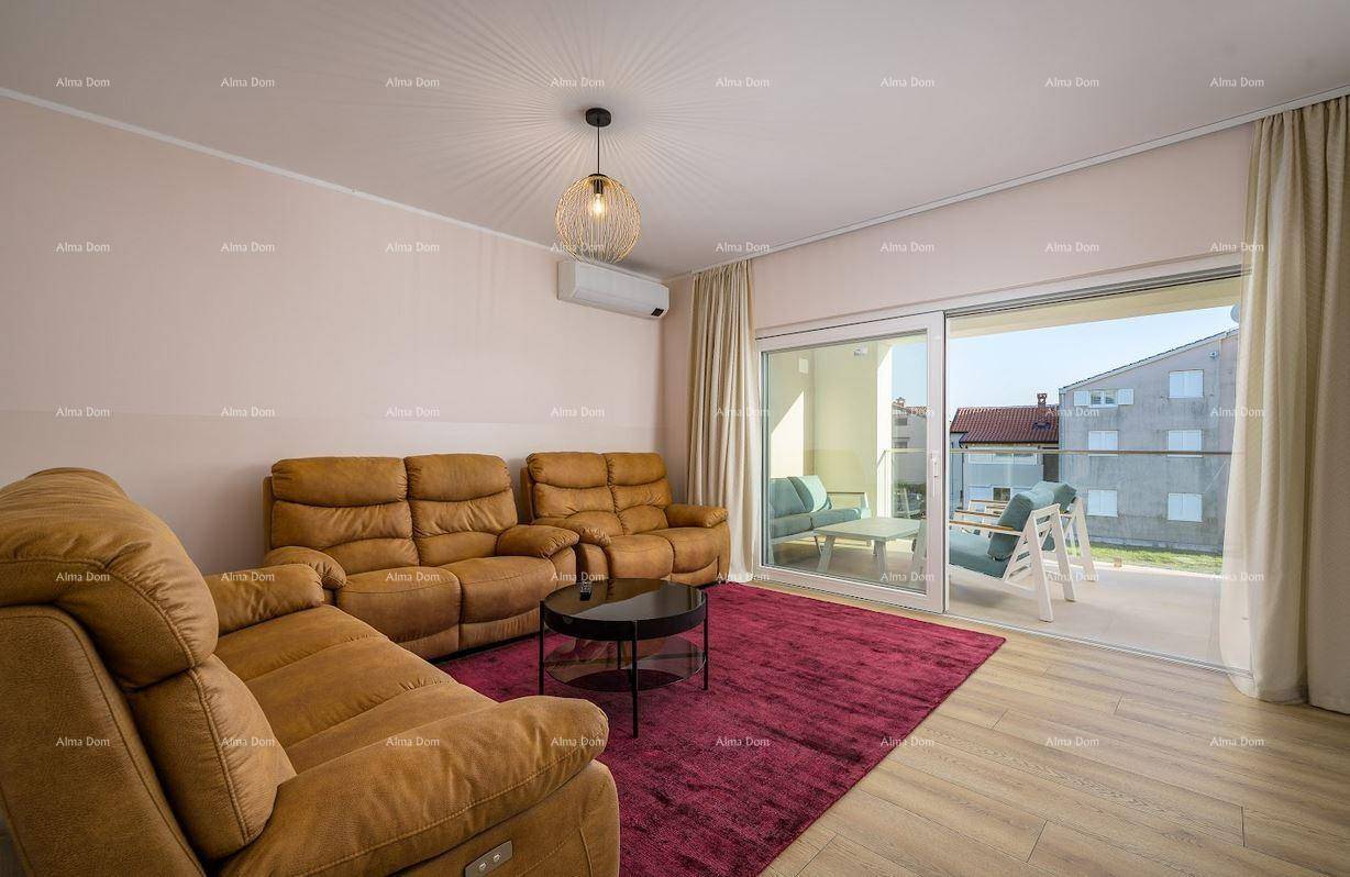 Komfortables Wohnzimmer mit braunen Sofas, Teppich und Klimaanlage, mit Blick auf die Terrasse.