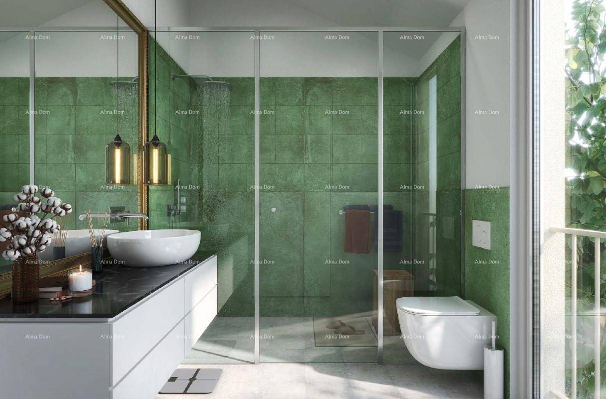 Modernes Badezimmer mit grünen Fliesen, begehbarer Dusche und großem Fenster für viel Tageslicht.