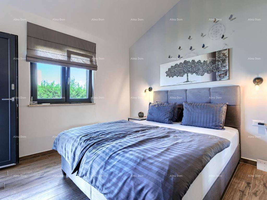 Helles Schlafzimmer mit Doppelbett, modernem Kopfteil und Blick ins Grüne.
