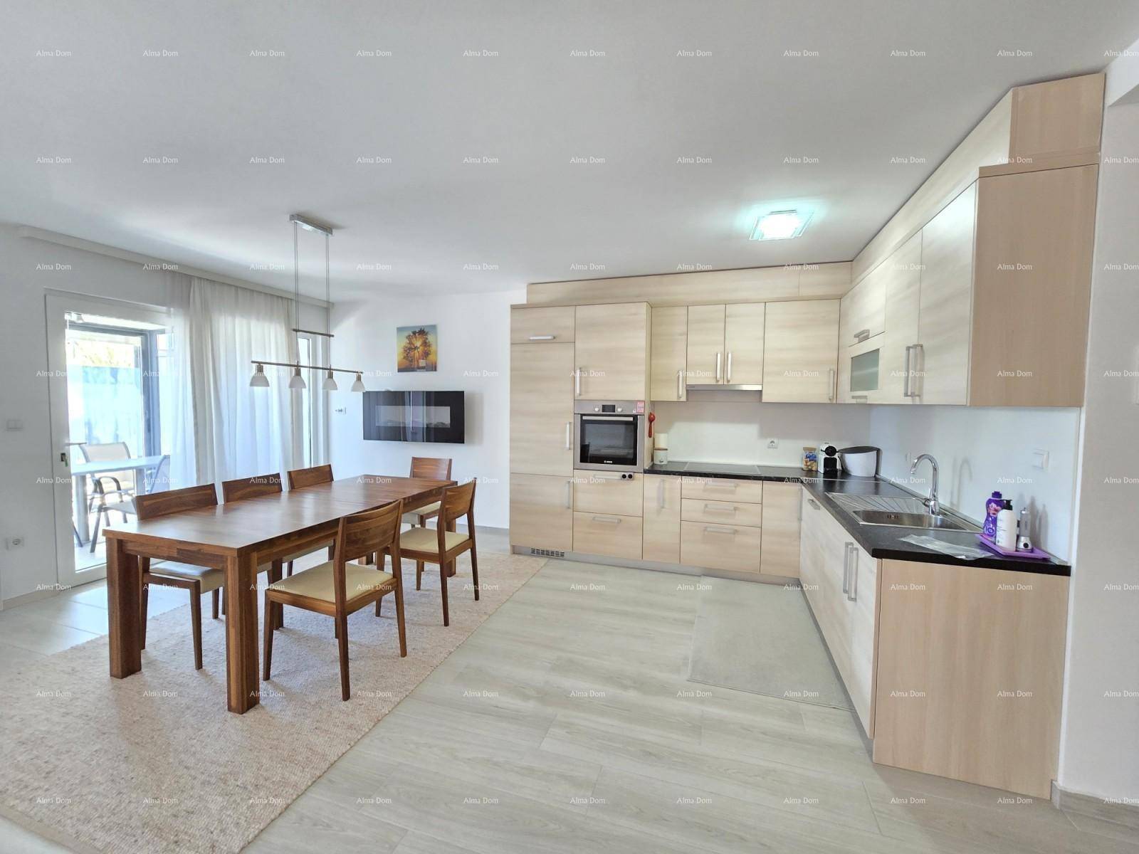 Moderne Einbauküche mit hellen Holzfronten und Essbereich, direktem Zugang zum Außenbereich.