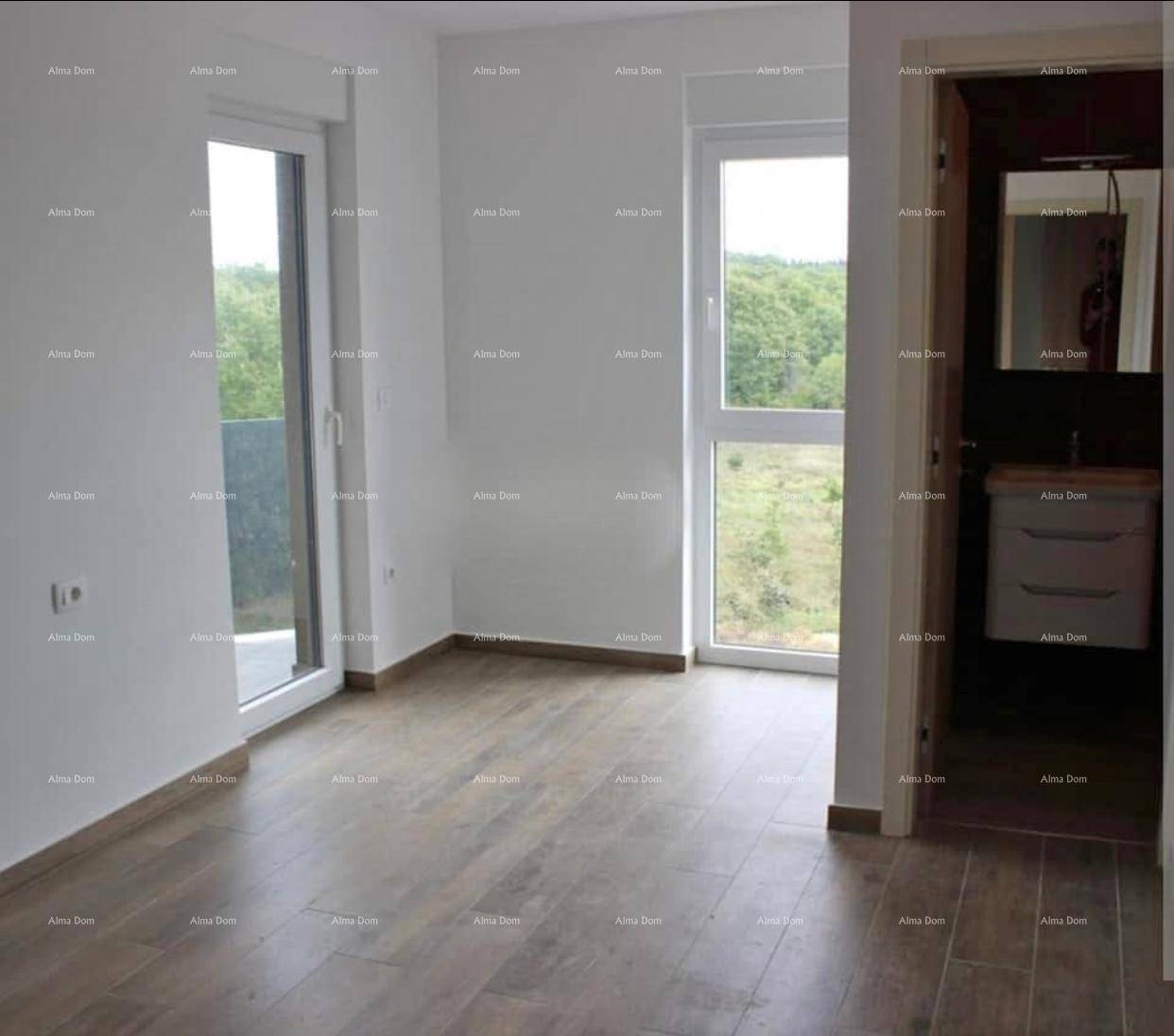 Heller, leerer Raum mit zwei Fenstertüren und Fliesenboden in Holzoptik.