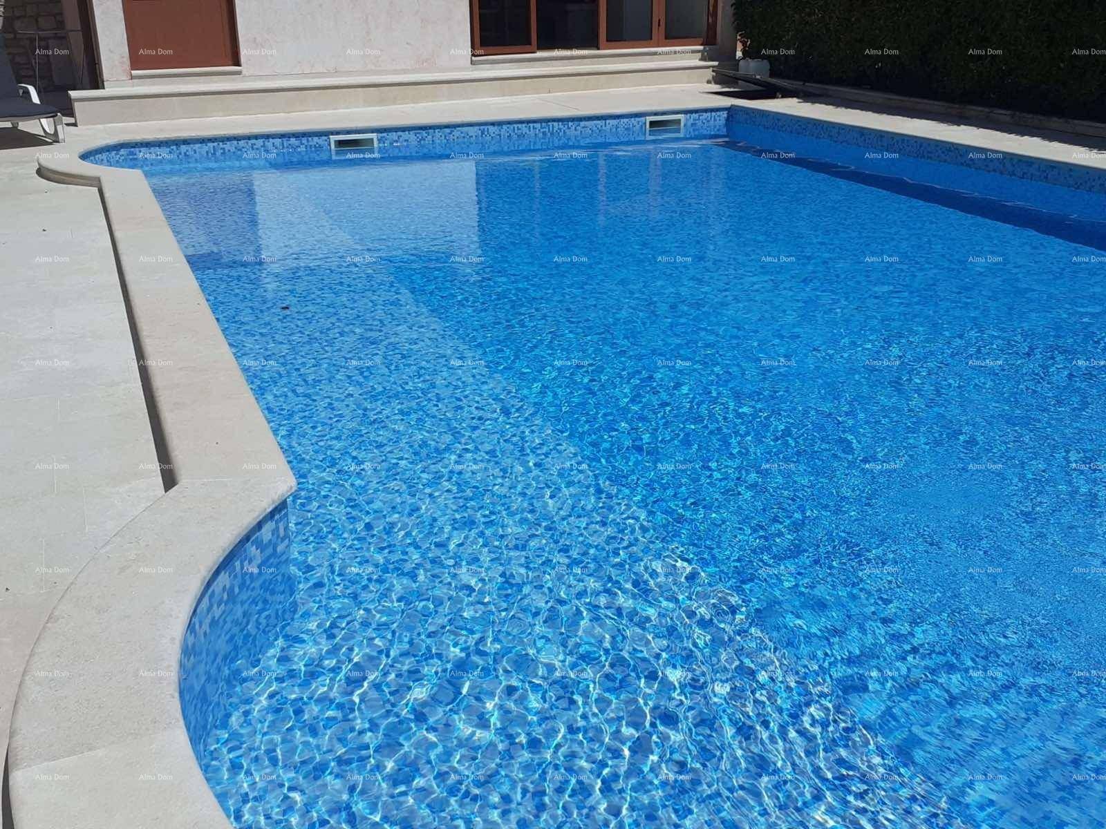 Nahaufnahme des Pools mit hellblauen Fliesen und sauberem, einladendem Wasser.