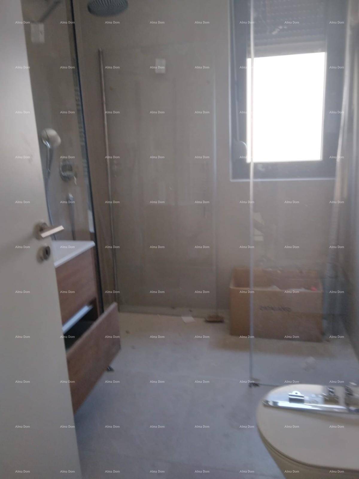 Modernes Badezimmer mit begehbarer Dusche, Fliesenboden und einem Fenster für Tageslicht.