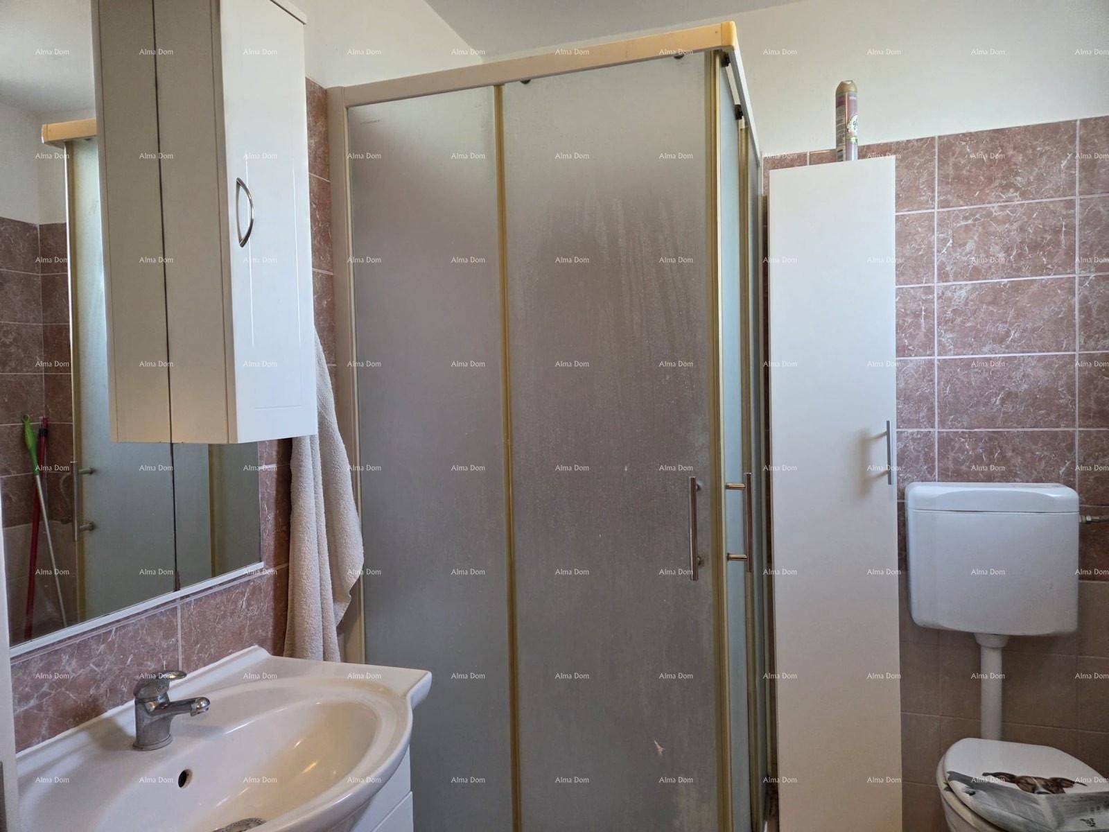 Funktionales Badezimmer mit Duschkabine, WC und braunen Wandfliesen.