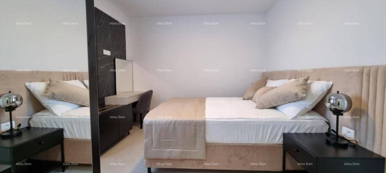 Helles Schlafzimmer mit großem Bett, Nachttischen und einem eleganten Schminktisch.