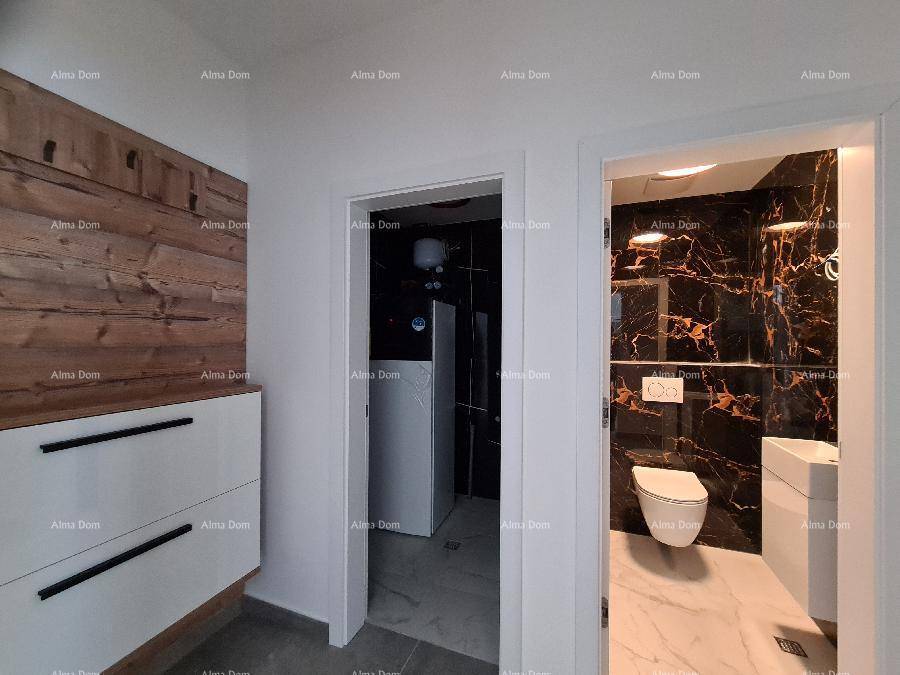 Flur mit Blick auf ein modernes Badezimmer und einen Technikraum mit Warmwasserspeicher.