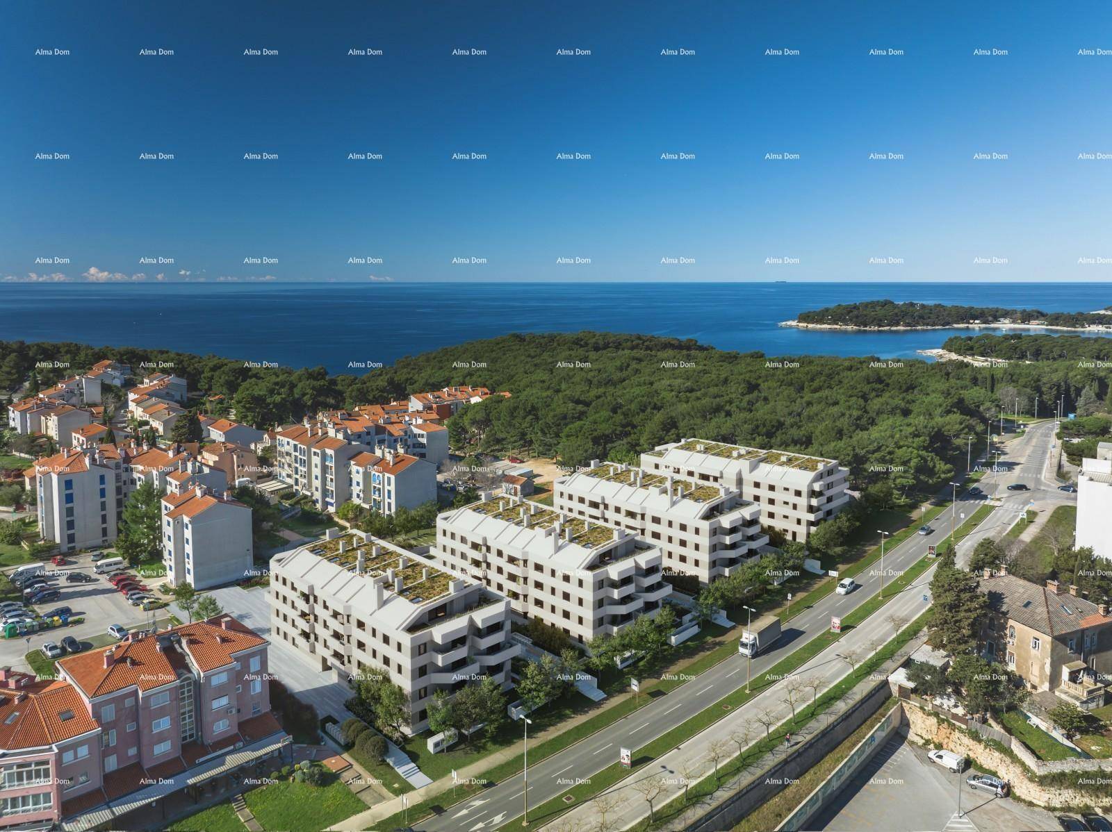 Moderne Wohngebäude mit begrünten Dächern und Balkonen in Küstennähe mit Meerblick.