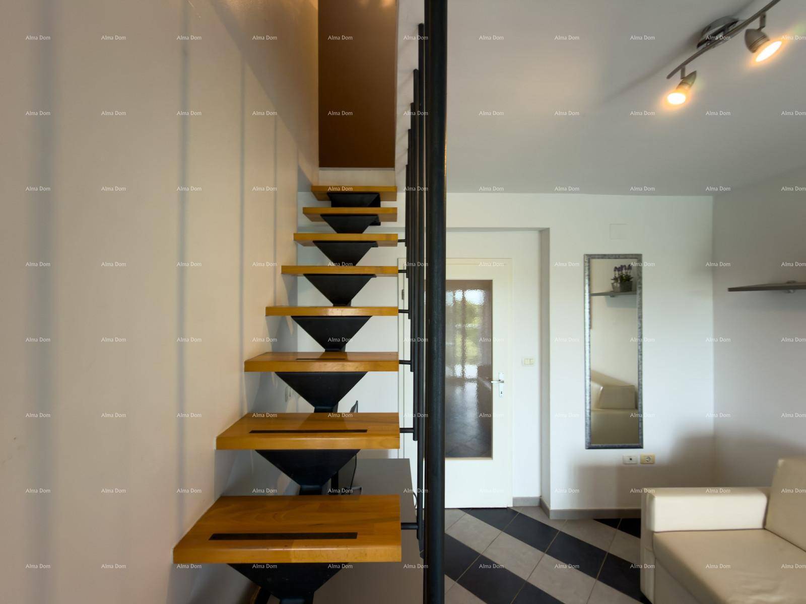 Moderne Treppe mit Holzstufen und Metallgeländer, die zum oberen Stockwerk führt.