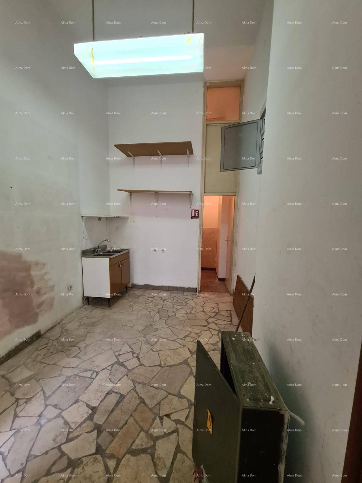 Kleine Küchenzeile mit Spülbecken, Regalen und Mosaikboden in einem funktionalen Nebenraum.