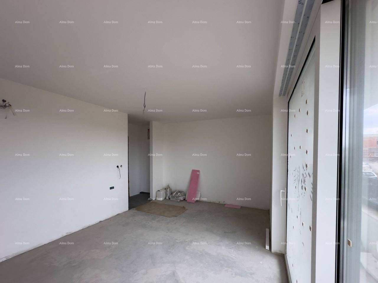 Leerer Raum im Rohbau mit großen Fenstern und Betonboden, wartet auf die Fertigstellung.