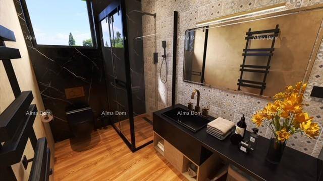 Modernes Badezimmer mit gemusterten Fliesen, begehbarer Dusche und schwarzem Waschtisch.