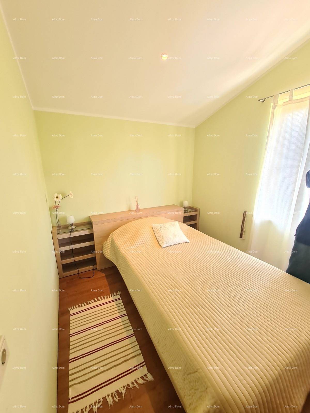 Gemütliches Schlafzimmer mit Einzelbett, hellen Holzmöbeln und hellgrünen Wänden.