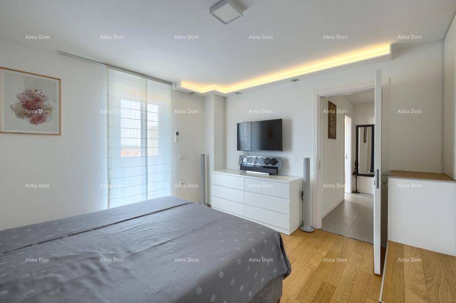 Schlafzimmer mit Doppelbett, Fernseher und hellem Holzboden, modern eingerichtet.