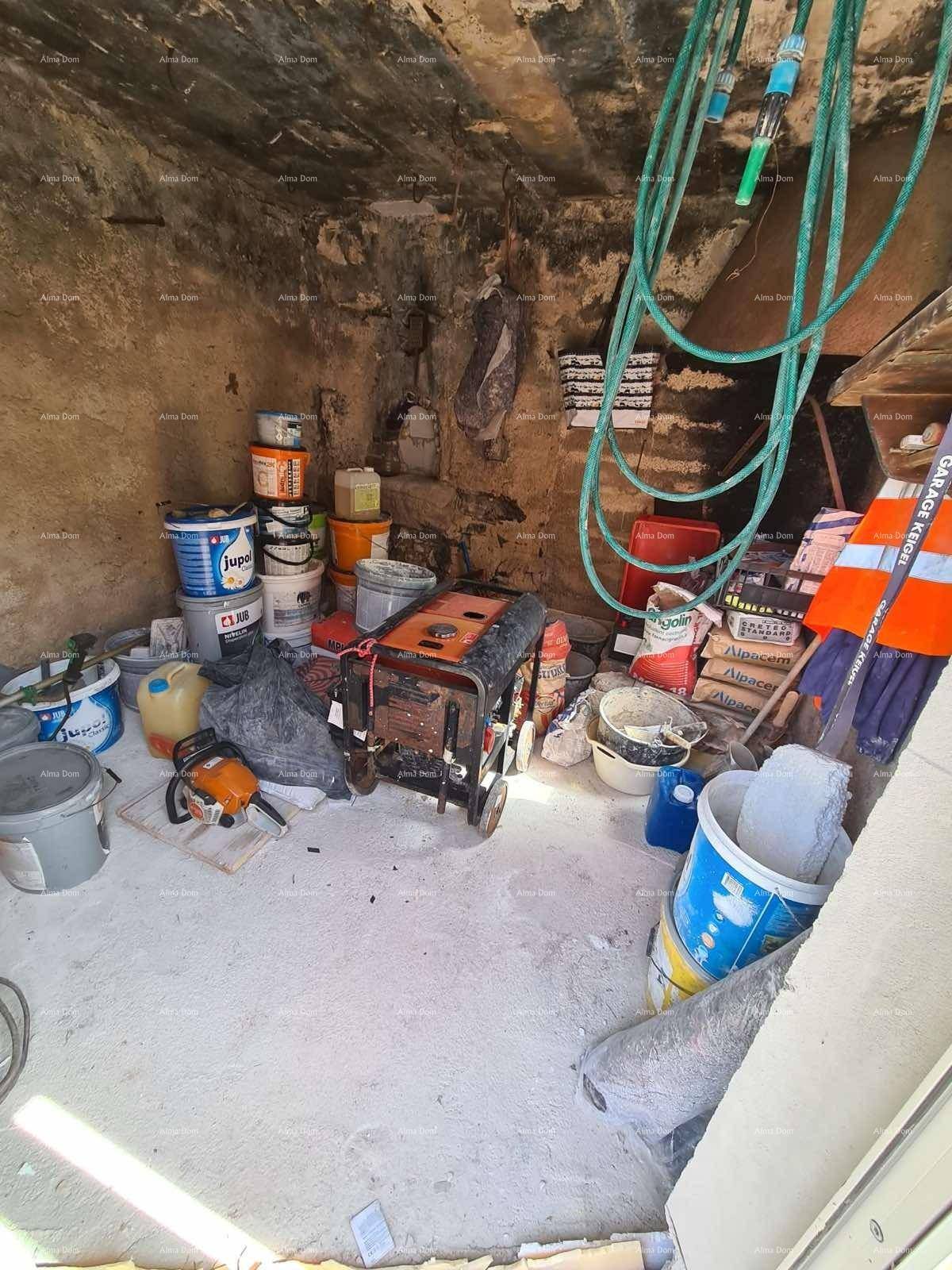 Rustikaler Kellerraum mit verschiedenen Werkzeugen und Materialien, ideal als Lagerfläche.