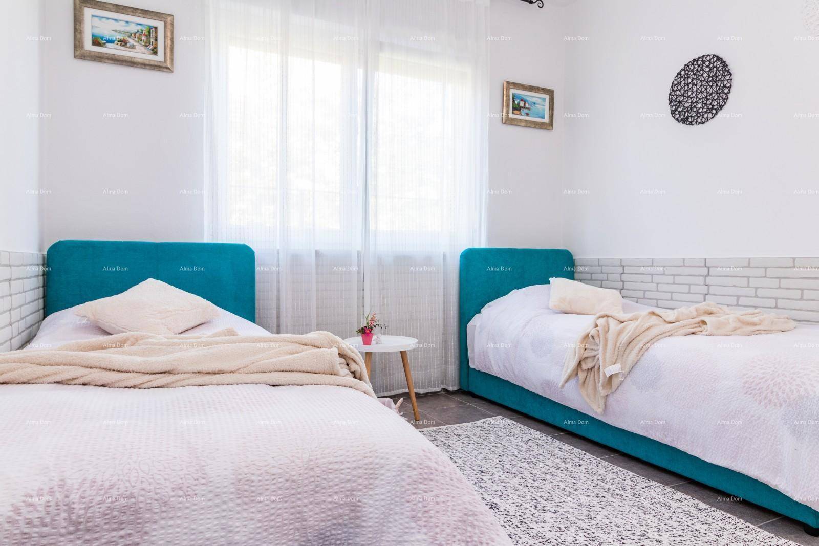 Helles Schlafzimmer mit zwei Einzelbetten, Fenster und weißer Ziegelwand.