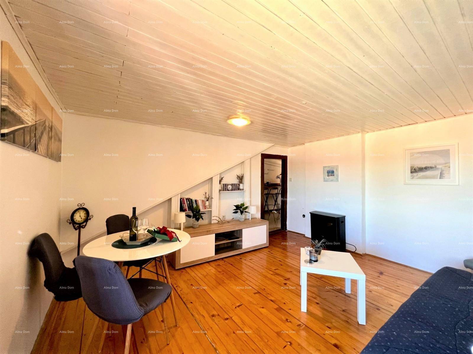 Geräumiger Wohn- und Essbereich mit Holzboden, weißer Holzdecke und einem modernen Sideboard.