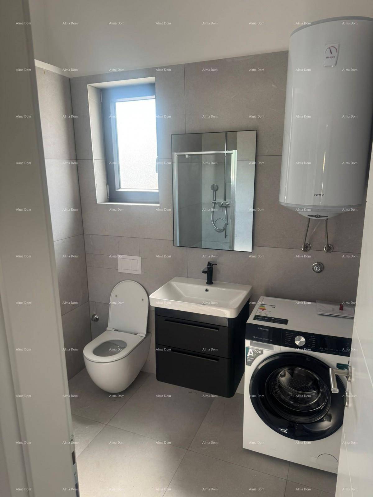 Helles Badezimmer mit Fenster, Waschmaschine, Toilette und modernem Waschtisch.