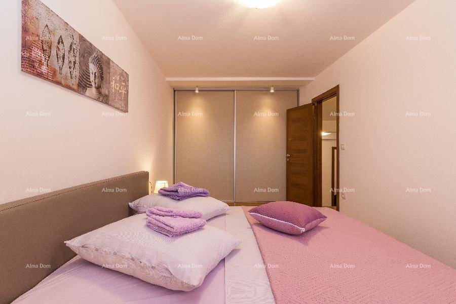 Schlafzimmer mit Doppelbett und großem Einbauschrank mit Schiebetüren.