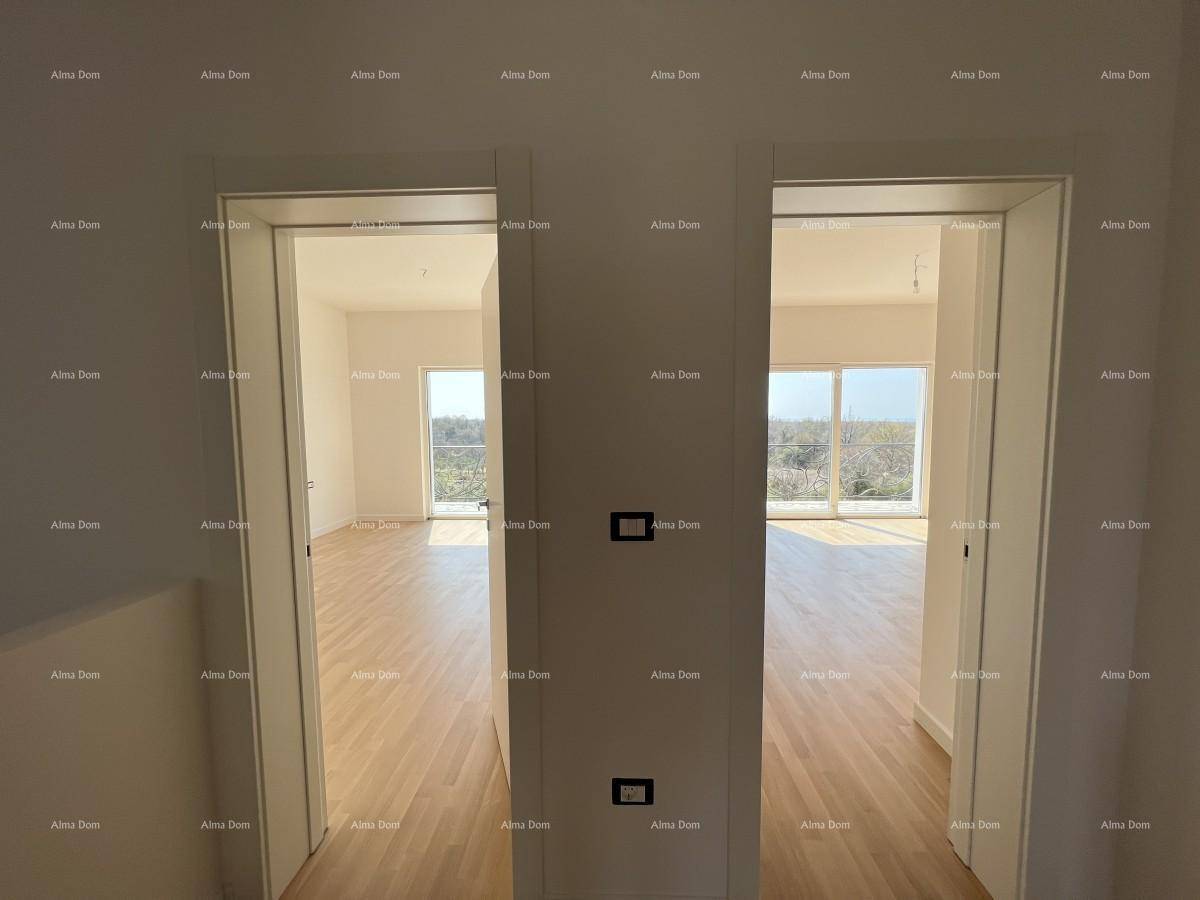 Offener Flurbereich mit Eichenparkettboden und Blick in zwei weitere helle Zimmer.
