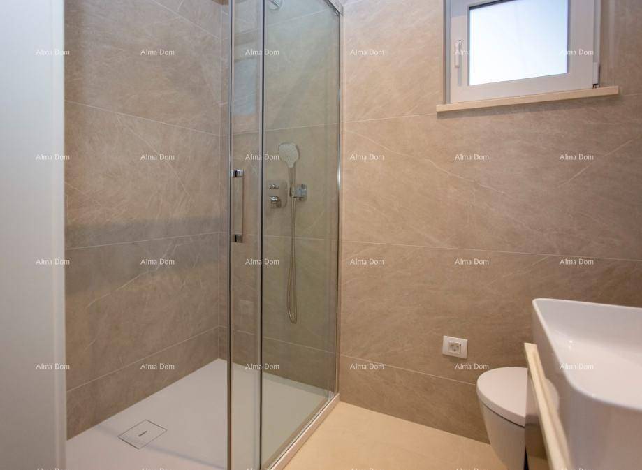 Helles Badezimmer mit Duschkabine, Wand-WC und Fenster für natürliche Belüftung.