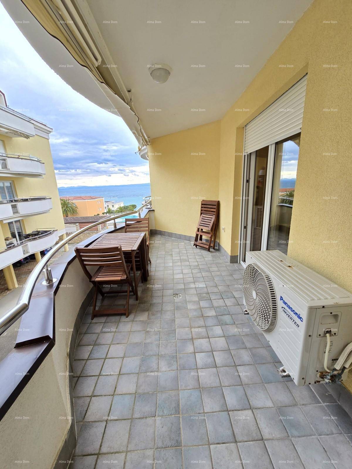 Geräumiger Balkon mit Sitzgelegenheiten und Meerblick, ideal zum Entspannen im Freien und Genießen der Aussicht.