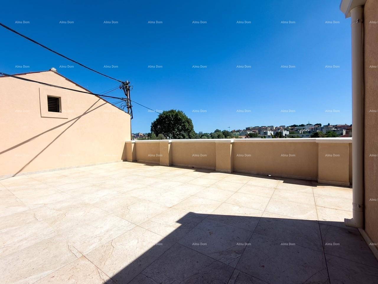 Geräumige Dachterrasse mit hellen Bodenfliesen und Blick auf die Nachbarschaft bei Sonnenschein.