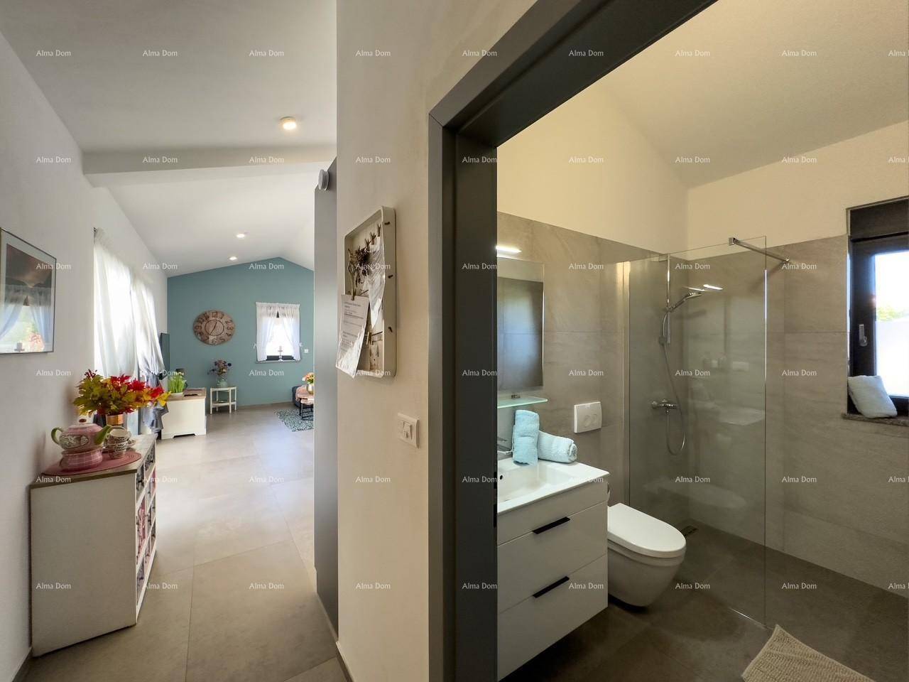 Heller Flur mit Zugang zu einem modernen Badezimmer mit Dusche.