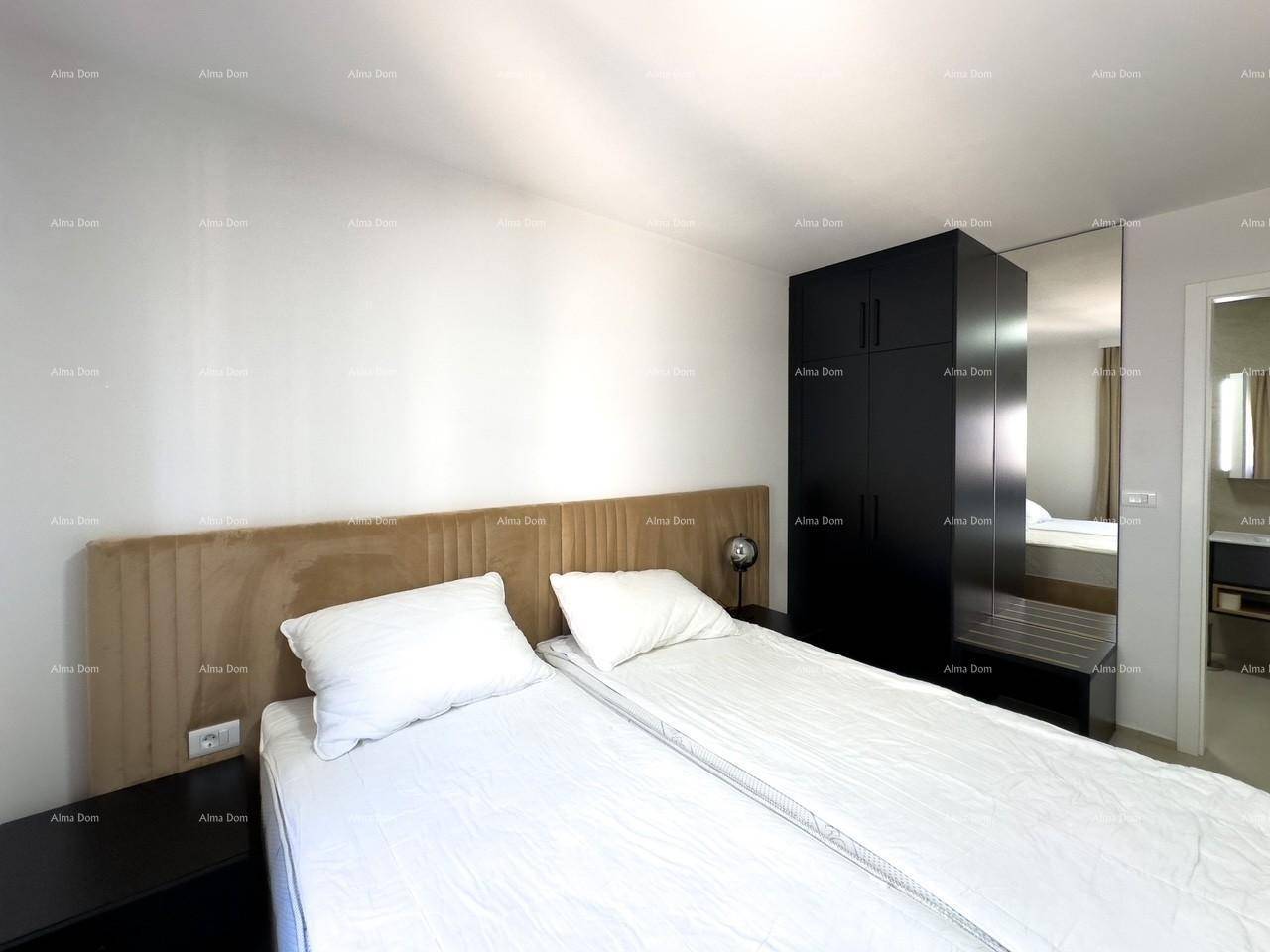 Gemütliches Schlafzimmer mit Doppelbett, schwarzem Kleiderschrank und Blick auf das angrenzende Badezimmer.