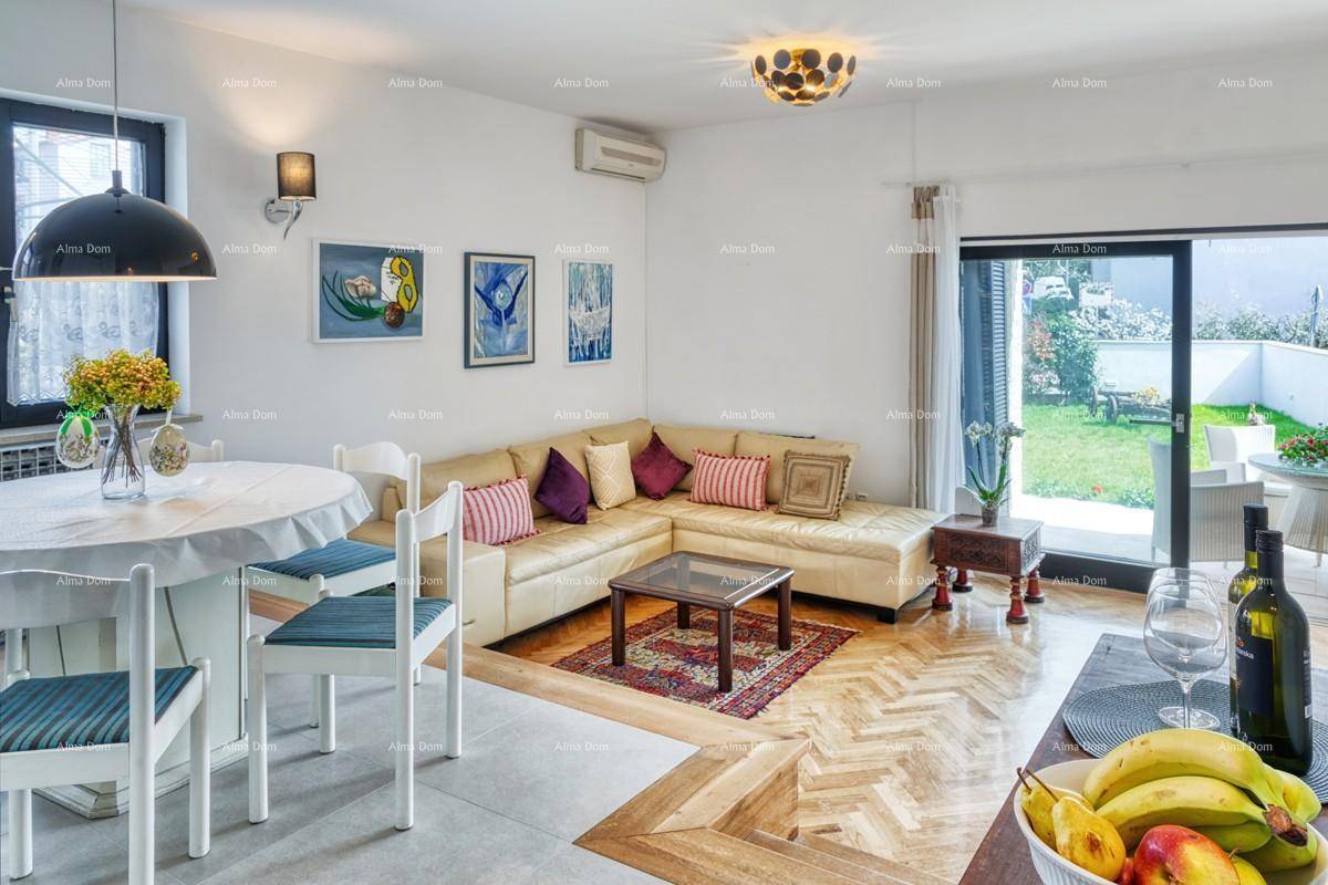 Helles Wohn- und Esszimmer mit beigem Ecksofa, Holzboden und Zugang zum Garten.