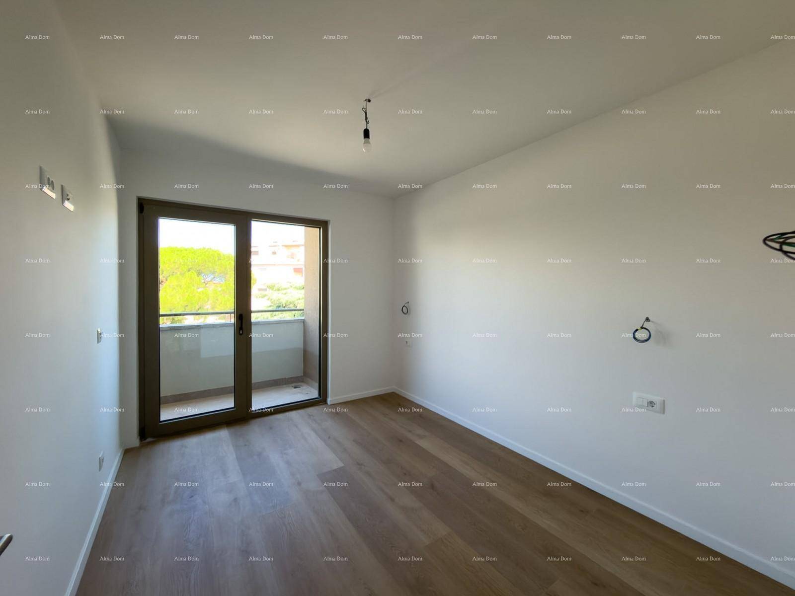 Helles Schlafzimmer mit Holzboden und direktem Zugang zu einem privaten Balkon.