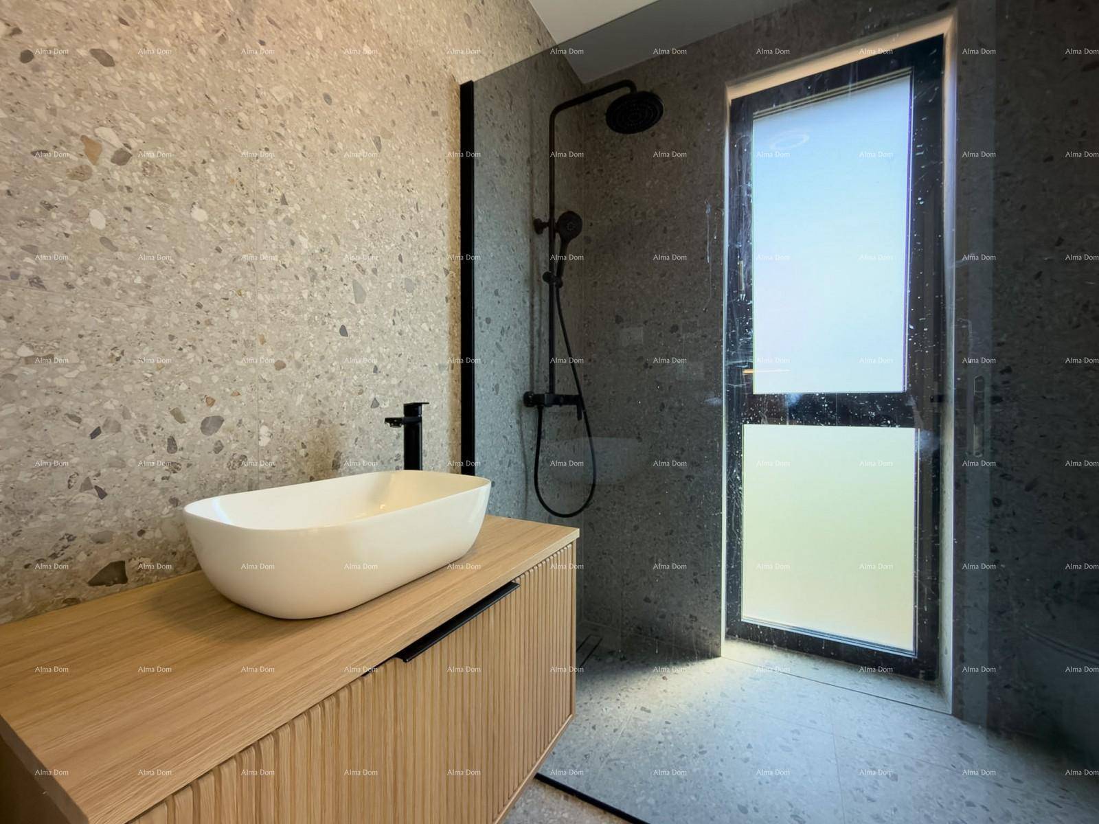Modernes Badezimmer mit großformatigen Fliesen, stilvollem Waschbecken und begehbarer Regendusche.