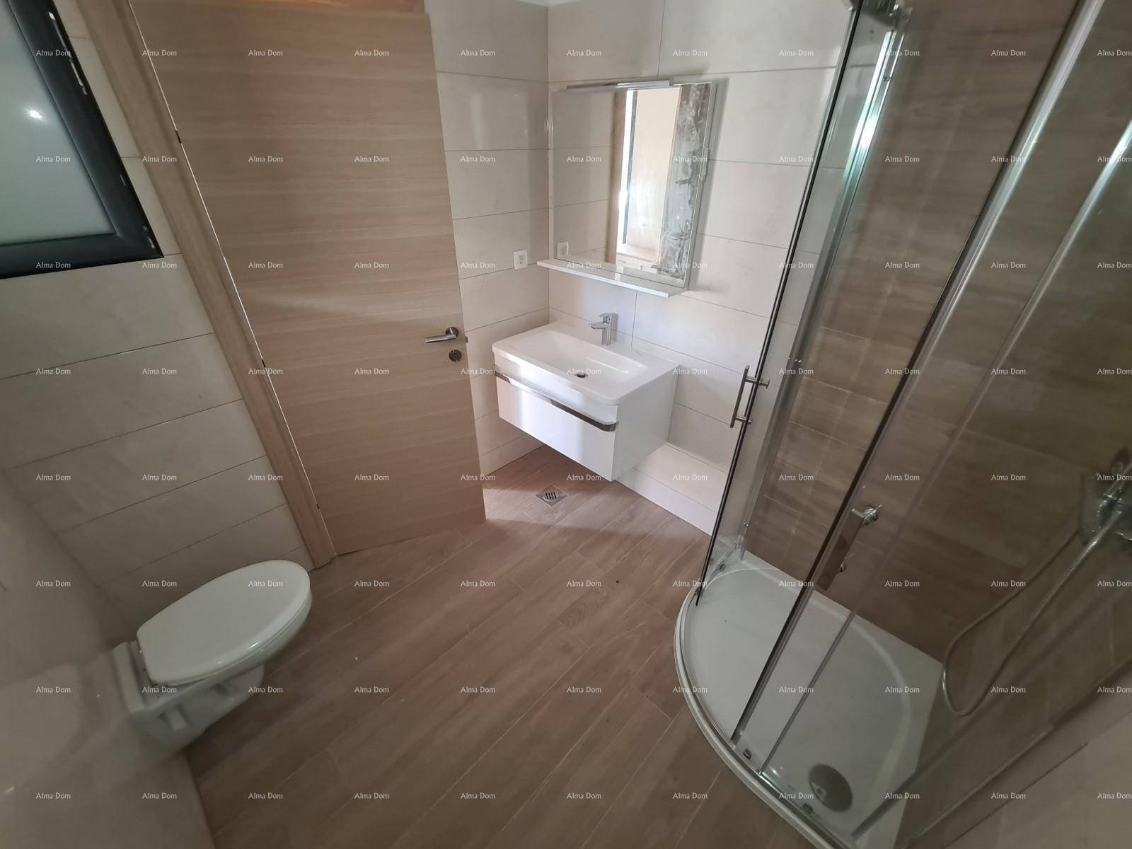 Modernes Badezimmer mit Duschkabine, Waschbecken und hellen Wand- und Bodenfliesen.