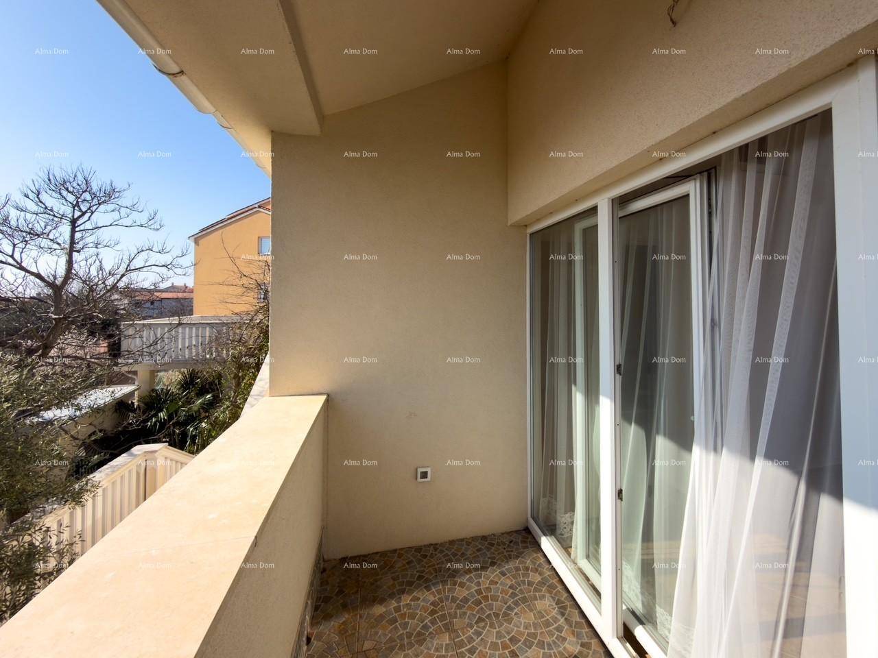 Balkon mit Fliesenboden und Schiebetüren, bietet einen Blick auf die Umgebung.
