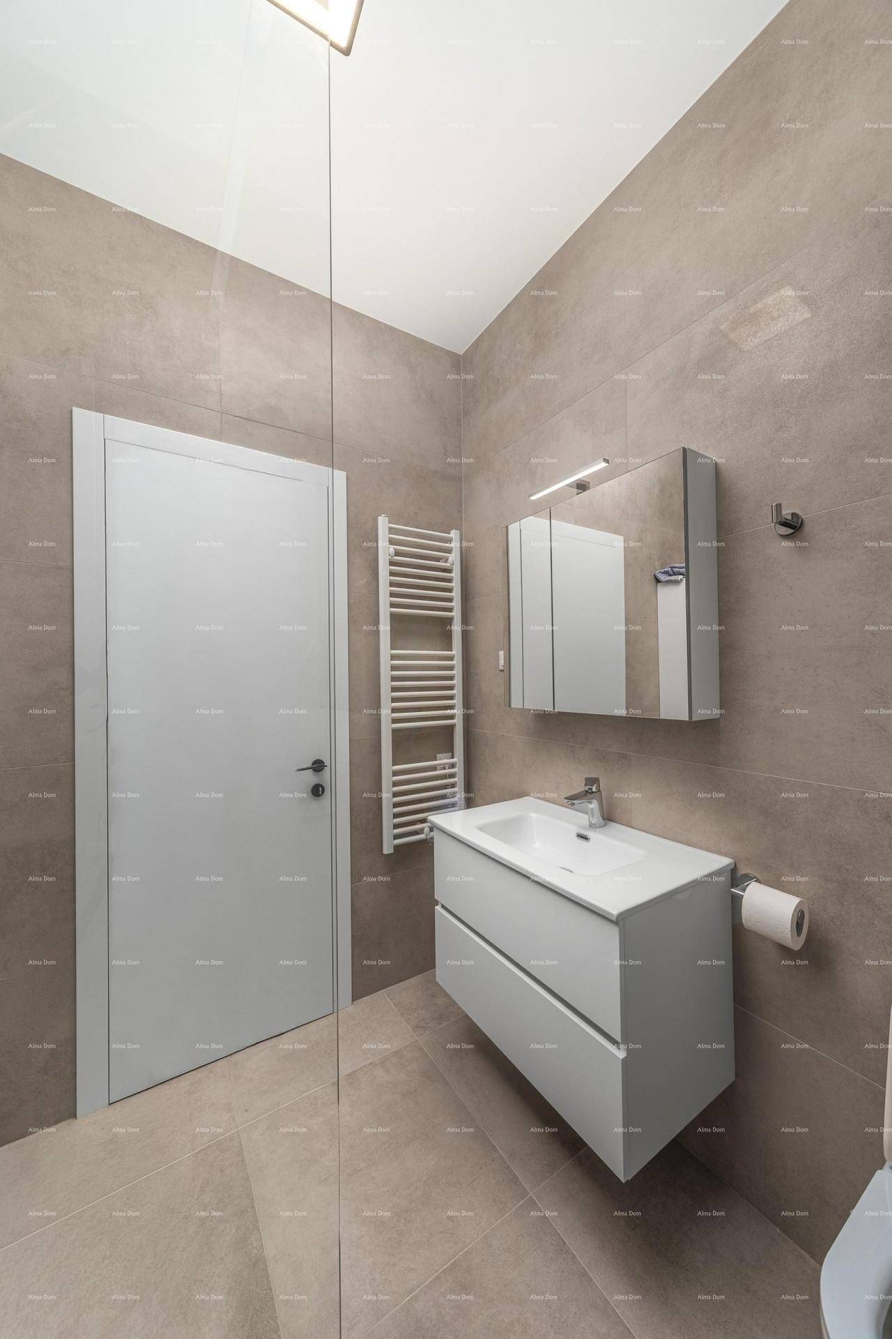 Modernes Badezimmer mit schwebendem Waschtisch, Spiegelschrank und Handtuchheizkörper.