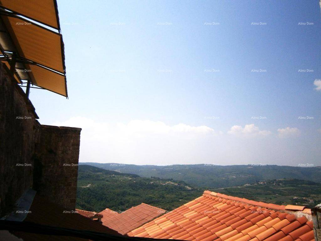 Weitläufiger Blick über die hügelige Landschaft und die Dächer der umliegenden Häuser.