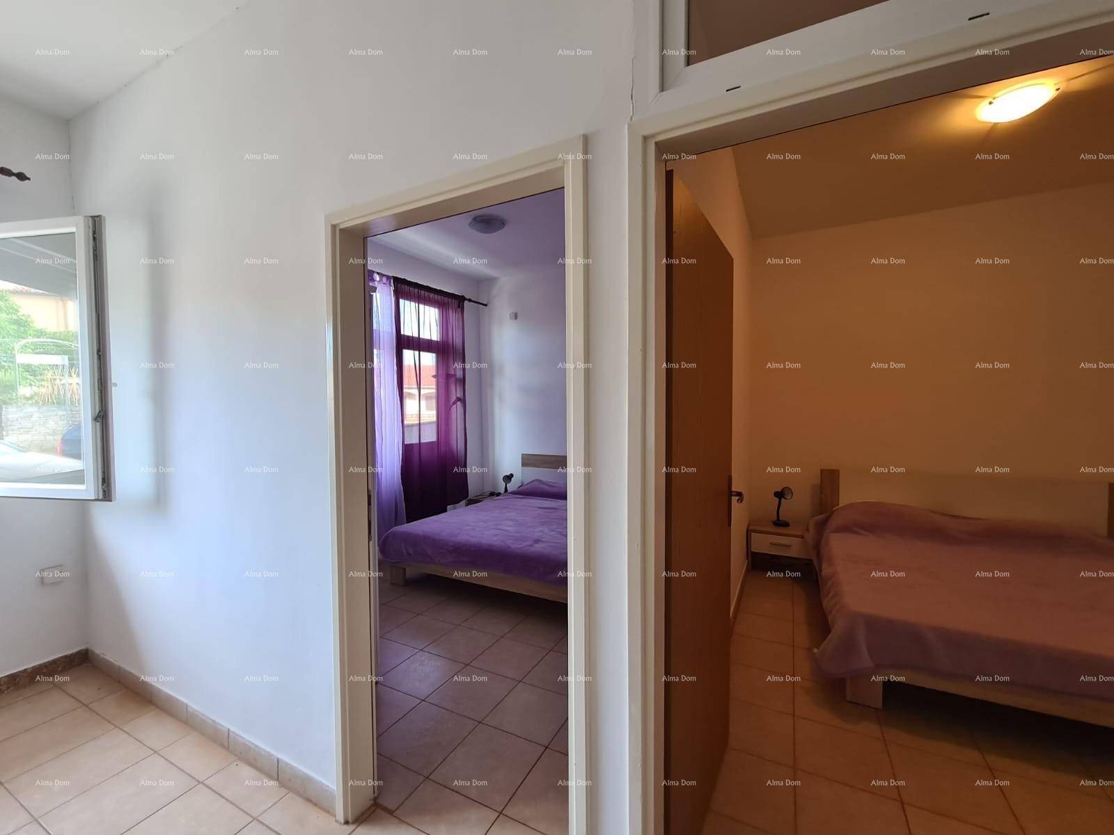 Flur mit Blick in zwei separate Schlafzimmer, die mit Betten und einfacher Einrichtung ausgestattet sind.