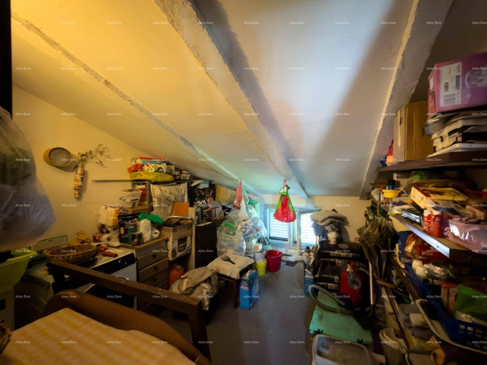 Dachboden als Abstellraum genutzt, mit schräger Decke und verschiedenen gelagerten Gegenständen.