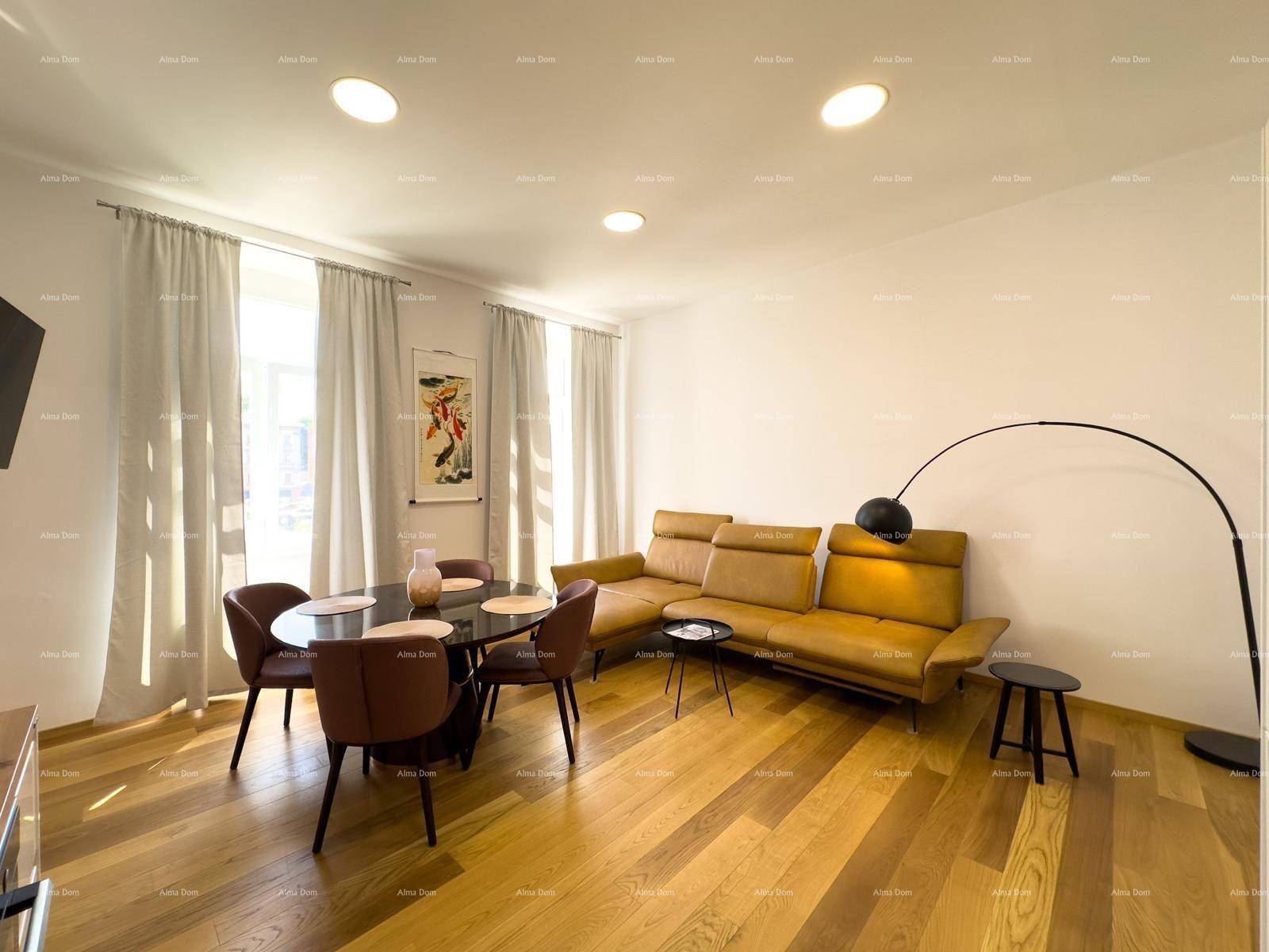 Lichtdurchfluteter Wohnbereich mit Holzboden, Esstisch und bequemer Ledercouch, ideal zum Entspannen.