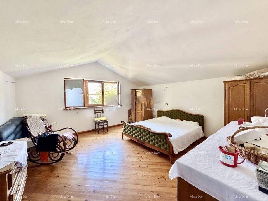 Schlafzimmer im Dachgeschoss mit Holzboden, Doppelbett und Schrank, hell und gemütlich.