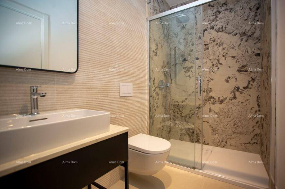 Modernes Badezimmer mit Duschkabine, Wand-WC und strukturierten Wandfliesen.