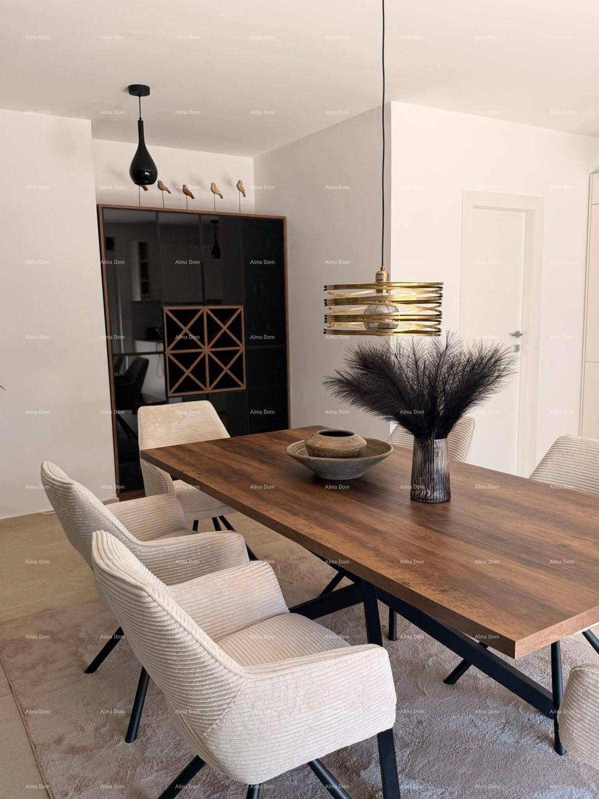Heller Essbereich mit Holztisch, beigen Stühlen und dekorativem Schrank im Hintergrund.
