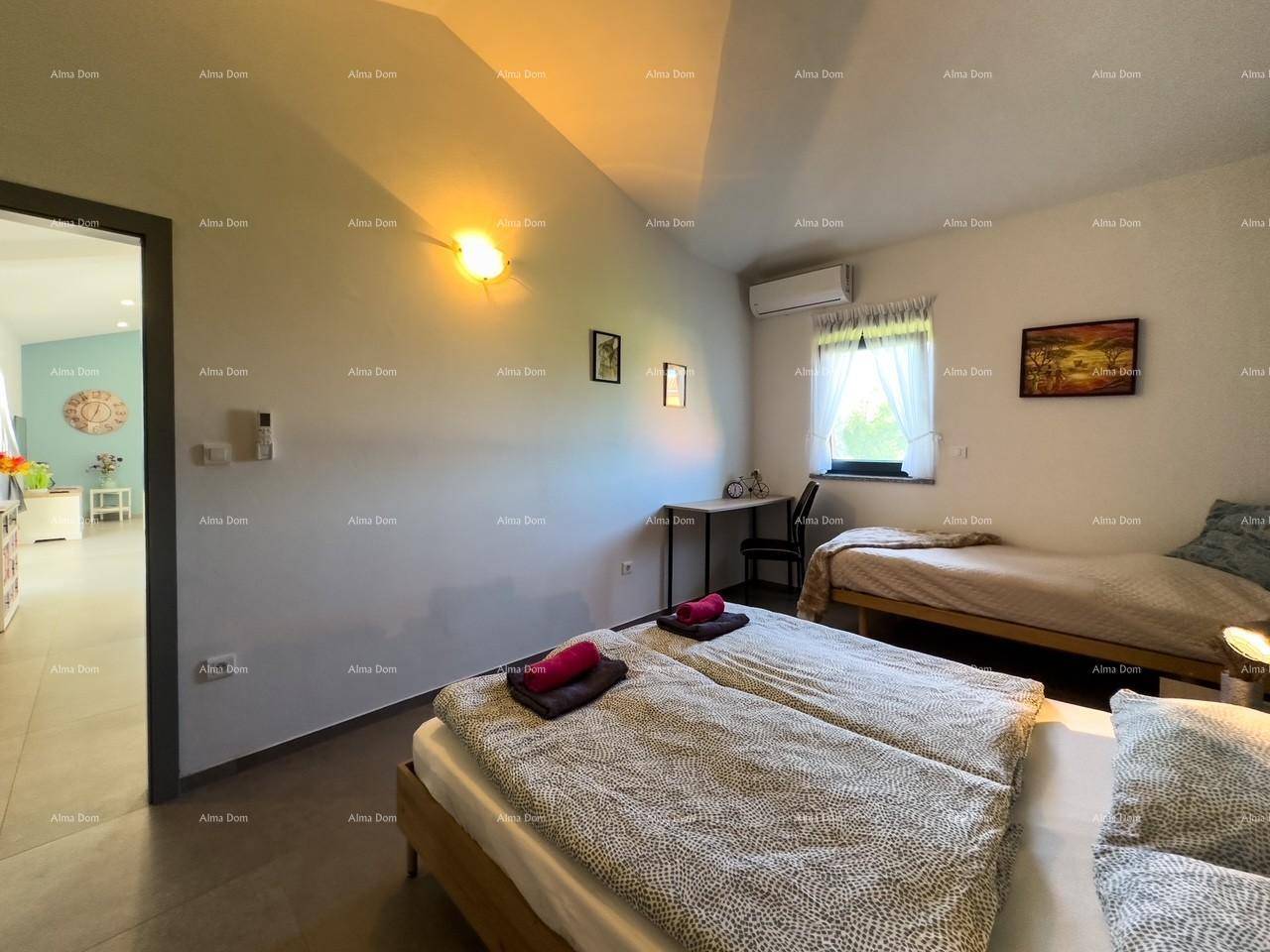 Helles Schlafzimmer mit zwei Betten, Schreibtisch und Blick ins Grüne.