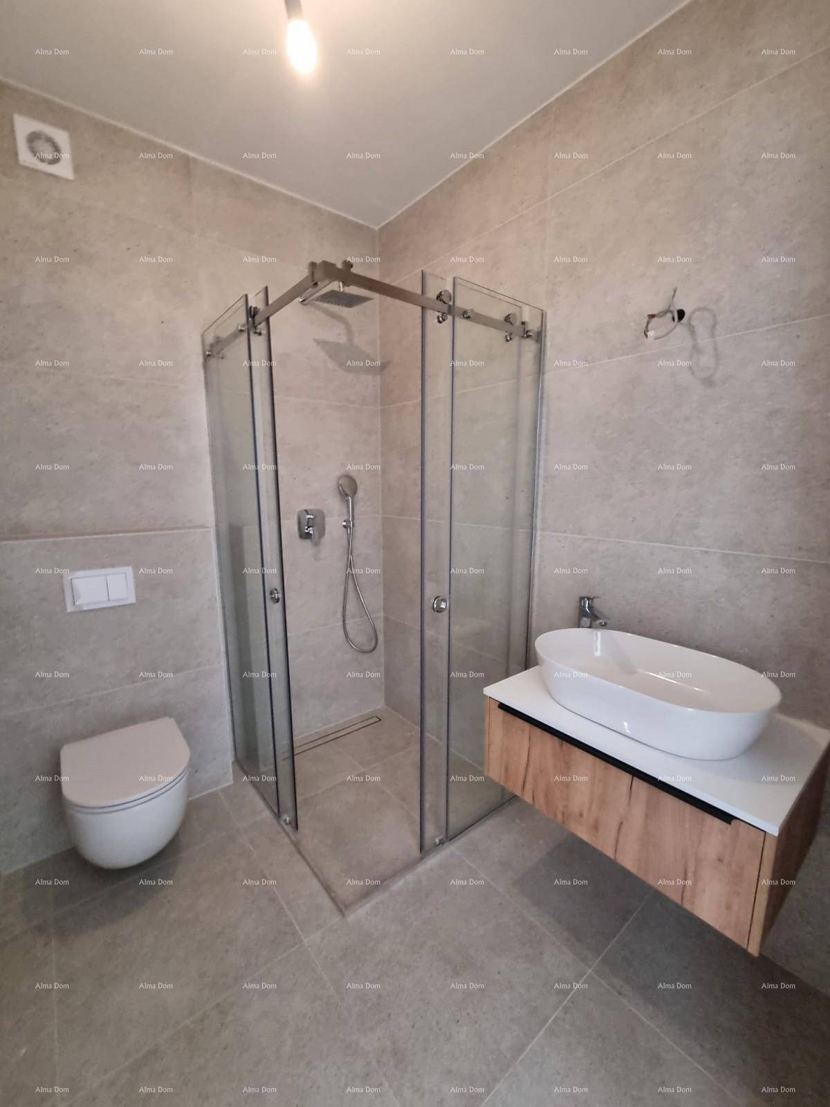 Modernes Badezimmer mit Duschkabine, Einzelwaschbecken und Wand-WC.