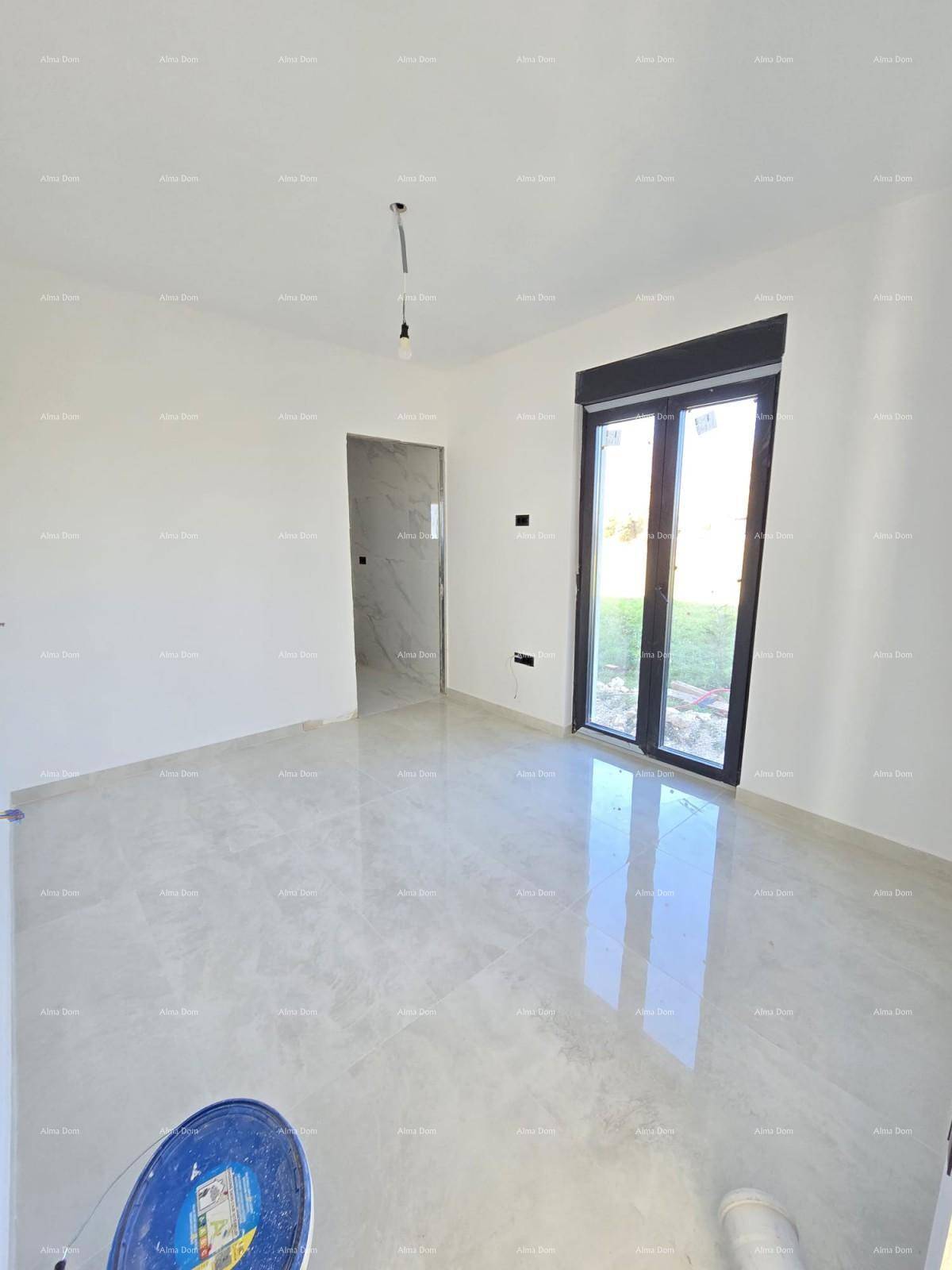 Helles Schlafzimmer im Rohbau mit glänzenden Fliesen und Zugang zum Außenbereich durch große Fenster.