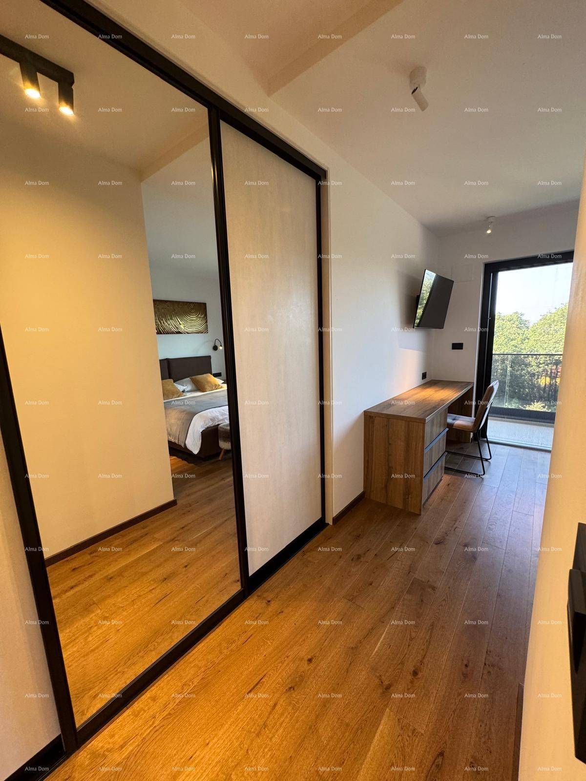 Schlafzimmer mit Holzboden, Spiegelschränken und Zugang zu einem Balkon oder Terrasse.