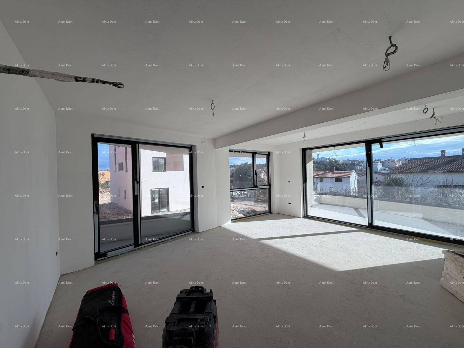 Geräumiger Wohnbereich im Rohbau mit weitem Blick durch die großen Fensterfronten auf die Umgebung.