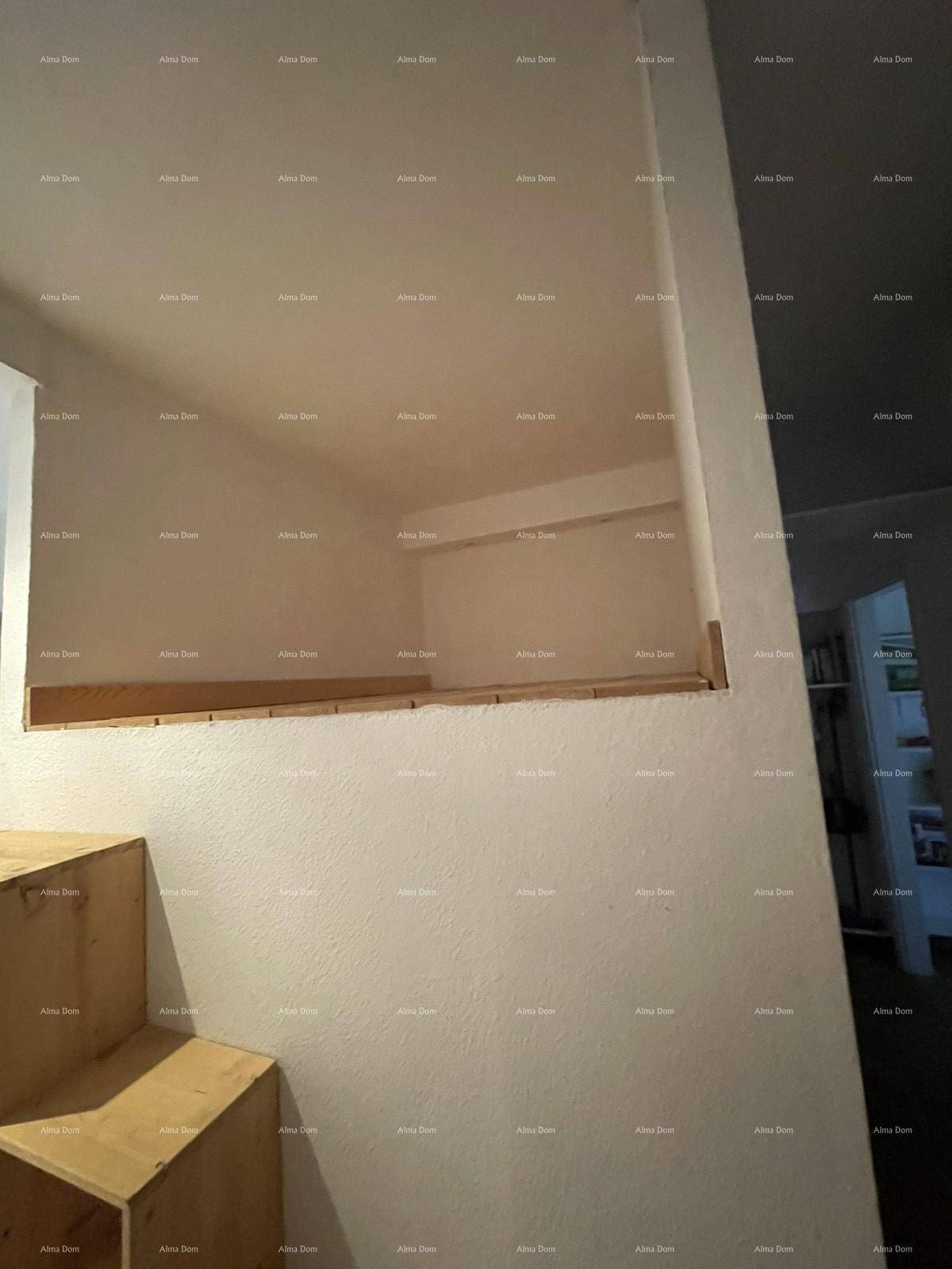 Erhöhter Bereich mit Holzstufen, möglicherweise als Schlaf- oder Lagerfläche nutzbar.